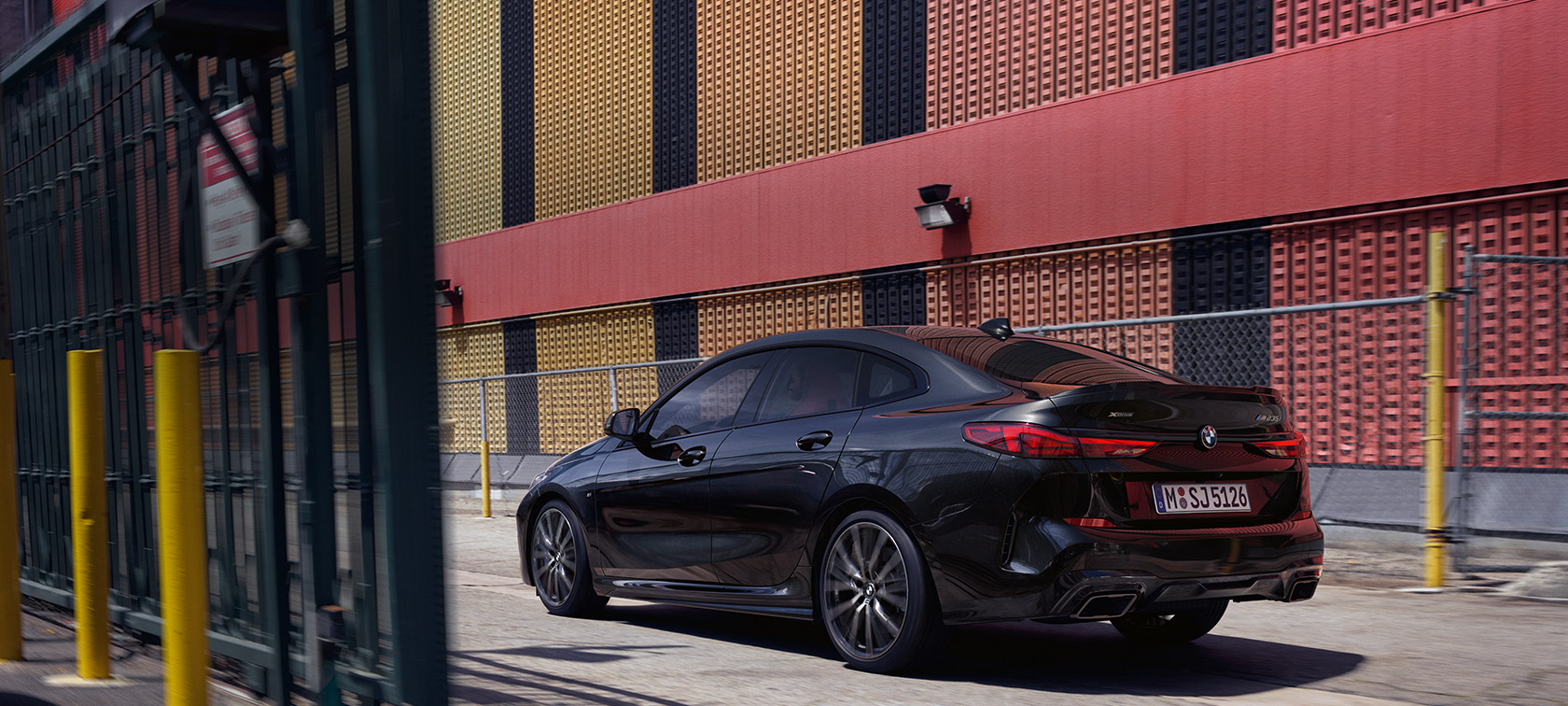 Vista lateral de tres cuartos del BMW M235i xDrive Gran Coupé Black Sapphire metálico F44